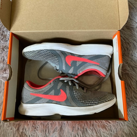 Nike Revolution 4 Girls Running Shoes sz 3.5Y Gray & Pink(bright salmon) w/ box - Picture 1 of 11